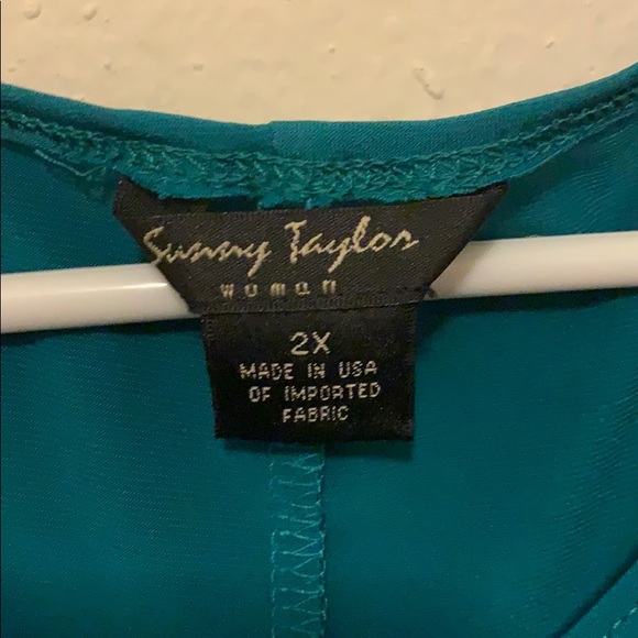 3/4 sleeve green & black top - Picture 2 of 3